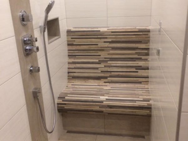 Duschsitz mit Warmwasser-Fußbodenheizung